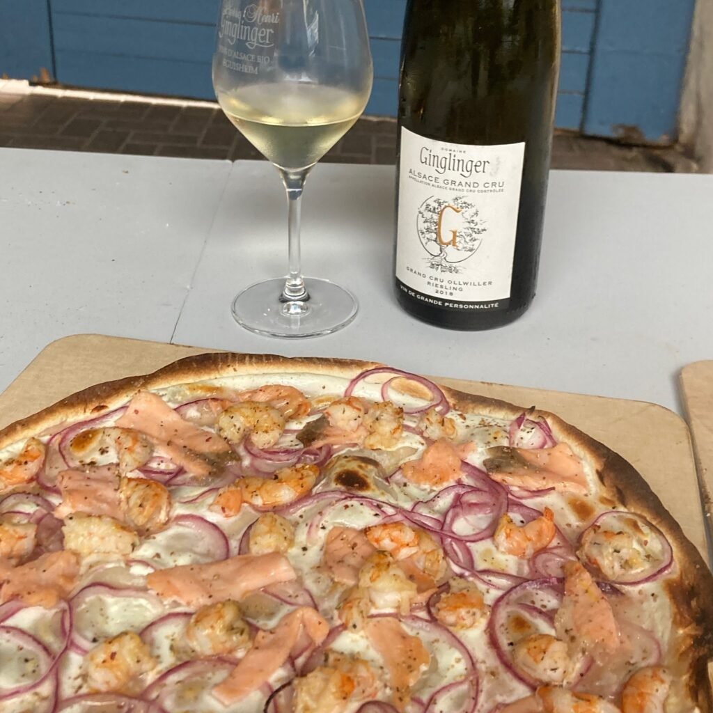 Préparation de tarte flambée durant un atelier de cuisine en Alsace